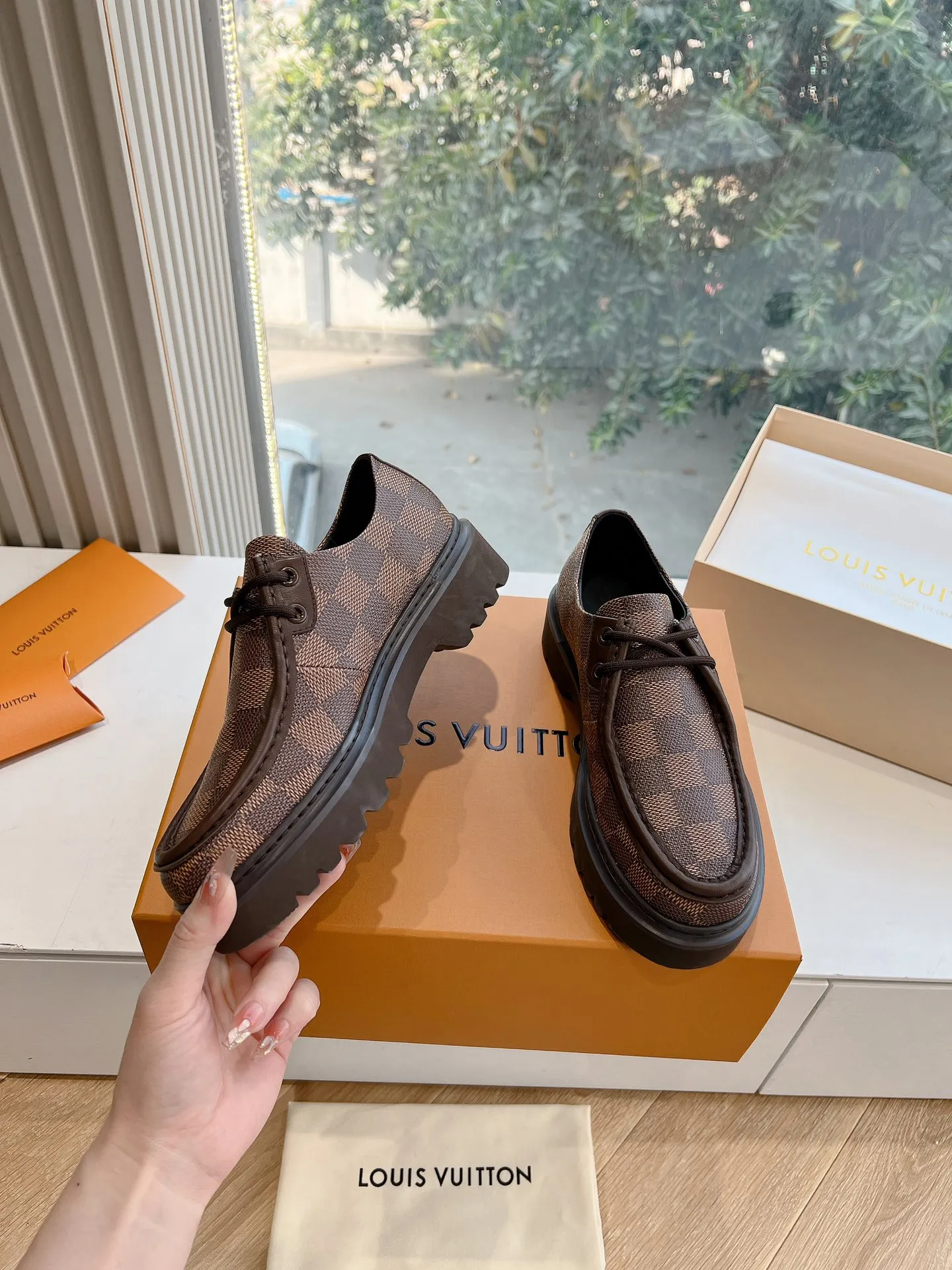 👟👟Ex-factory price 720👟👟 What you see is what you get G199 top version Louis Vuitto Louis Vuitton LV donkey brand L Carrefour shoes Archlight classic Skate sports and leisure thick-soled shoes Your LV outfit is shared today Louis Vuitton Presbyopic thick-soled loafers Original purchase and development Production Original purchase and development Production This LV Archlight sneaker is from Cut from cow leather in a playful shape. Double laces embellished with Louis Vuitton logo beading. The wide tongue and wavy outsole establish recognition, both are decorated with the LV Circle logo ▪️Fabric: Original imported original material ▪️Inner lining: Original customized lining ▪️Sole: Original molded genuine ▪️Size: Women's 35-45 (please note male and female when ordering at 39.40, 45 is not refundable or exchangeable for customization)